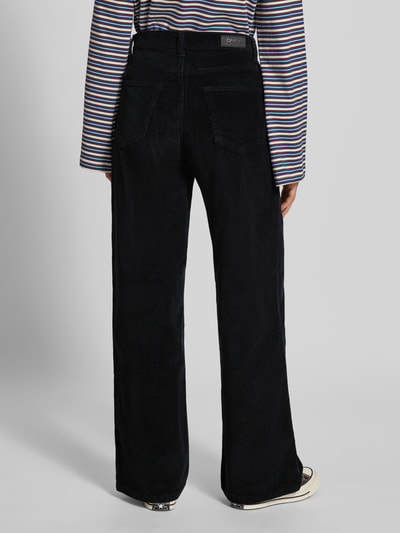 Vrouwenmodel draagt zwarte wide leg corduroy broek van katoenmix Wide Leg Cordhose aus Baumwoll-Mix model 'HOPE' van ONLY, Dames corduroy broek, volledig zichtbaar van achteren