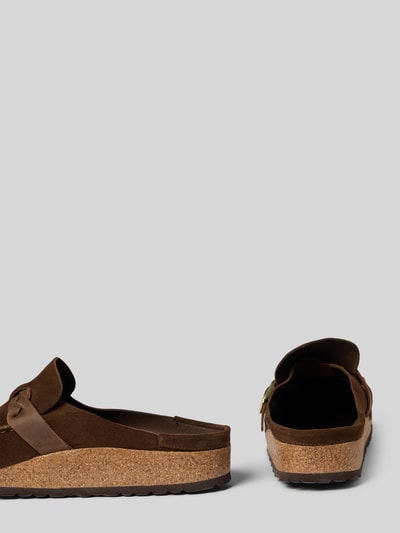 Produktfoto, Hausschuhe aus echtem Veloursleder Modell 'Buckley' von Birkenstock für Damen, braun, offene Ferse, abgerundete Passform, strukturierte Oberfläche, Absatzhöhe 4 cm, Schaftweite 7 cm, robuste Sohle, natürliche Textur