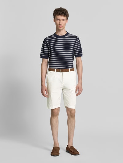 Männermodel trägt Hose mit Gesäßtaschen von MARKUP aus Reine Baumwolle, Regular-Fit, Knopf- und Reißverschluss, Ganzkörperansicht von vorne.