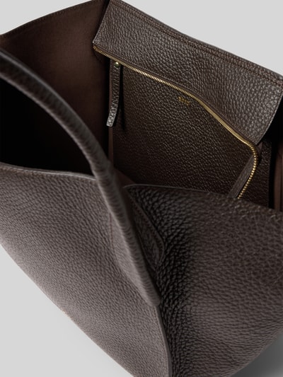 Produktfoto, Handtasche aus Leder Modell 'VIBE BIG' von Abro in Dunkelbraun, sichtbare grobe Lederstruktur, Innenfach mit Reißverschluss, Größe 60x30x16 cm, Schulterriemen 60 cm, Nahaufnahme Innenansicht.
