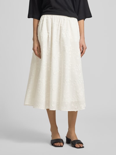 Frauenmodel trägt weißen Midirock mit Stitchings von Milano Italy aus Baumwoll-Mix, A-Linie, elastischer Bund, Nahaufnahme Oberkörper.
