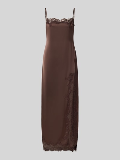 Produktfoto, fließendes Cocktailkleid mit Spitzenbesatz von Jake*s Cocktail in Braun mit feiner Spitze und glatter Textur.