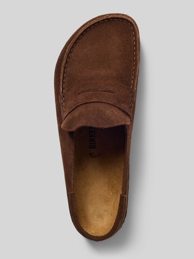 Produktfoto, Clogs aus Veloursleder Modell 'Naples Wrapped' von Birkenstock in Braun, Abgerundete-Spitze, Schlupfform, Absatzhöhe: 2 cm, Schafthöhe: 3 cm, Schaftweite: 7 cm, samtige Textur, klare Nähte.