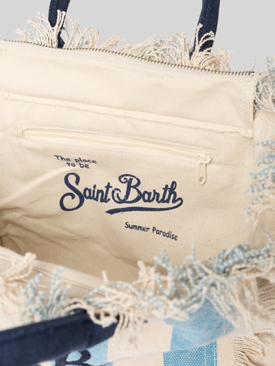 Productfoto, Handtasche mit Label-Print und Fransen Modell 'COLETTE' van MC2 Saint Barth van puur katoen, hoofdvak met ritssluiting, labelprint, franjes, draagband, breedte 28 cm, lengte 23 cm, diepte 14 cm, schouderbandlengte 117 cm.