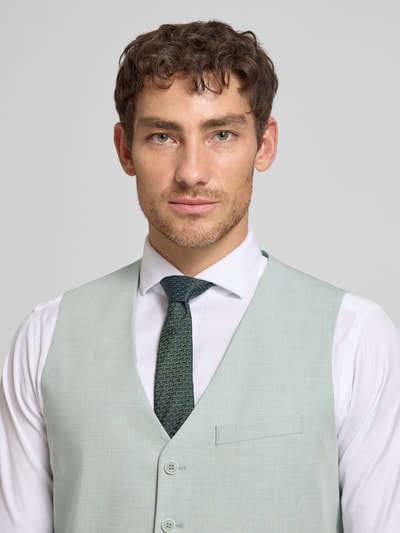 Männermodel trägt Regular Fit Anzugweste mit Viskose-Anteil von s.Oliver BLACK LABEL, melangelook, regular fit, V-hals, doorlopende knoopsluiting, detail: cinch, paspelzakken, lichtgroene tint, gladde textuur, nahaufnahme oberkörper