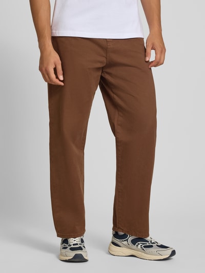 Męski model nosi Straight Fit Jeans aus reiner Baumwolle Modell 'ALEX ORIGINAL' od JACK & JONES, brązowe, 5 kieszeni, gładka faktura, Szerokość w rozmiarze 32/32: 43 cm, Długość wewnętrzna nogawki: 73 cm, zapięcie na guzik i zamek błyskawiczny, Ganzkörperansicht von vorne.
