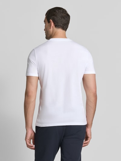 Męski model nosi T-Shirt mit Label-Print und Rundhalsausschnitt von MCNEAL z bawełny, krój regular fit, długość tyłu 68 cm, całkowity widok z tyłu.
