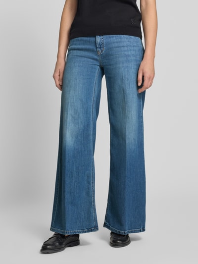 Kobieta prezentuje jeansy Wide & Loose Fit Jeans aus Baumwoll-Mix Modell 'PALAZZO FLARE' od CAMBIO, niebieski denim, tekstura gładka, Ganzkörperansicht z przodu, damskie jeansy CAMBIO.