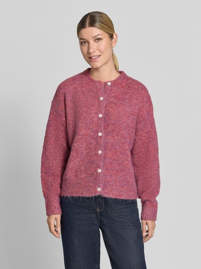 Frauenmodel trägt Relaxed Fit Strickjacke mit Woll-Anteil Modell 'Belablue' von ICHI in Pink-Violett, weiche Textur, Ganzkörperansicht von vorne.