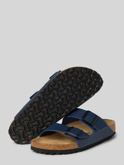 Produktfoto, Slipper mit offener Ferse Modell 'Arizona' von Birkenstock in Dunkelblau, abgerundete Passform, Logo-Detail, Absatzhöhe 3 cm