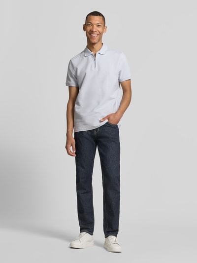 Männermodel trägt Regular Fit Poloshirt mit Strukturmuster von MCNEAL, Reißverschluss, kurzärmelig, helle Farbe, Ganzkörperansicht von vorne.