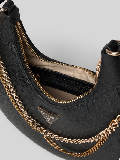 Produktfoto, schwarze Handtasche mit Label-Details Modell 'DAVINA' von Guess, goldene Kette, Hauptfach mit Reißverschluss, Innenfach, strukturierte Oberfläche