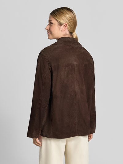 Frauenmodel trägt Lederjacke mit aufgesetzten Taschen von COMMA in Dunkelbraun, Regular Fit, Umlegekragen, Knopfleiste, Ganzkörperansicht Rückansicht.