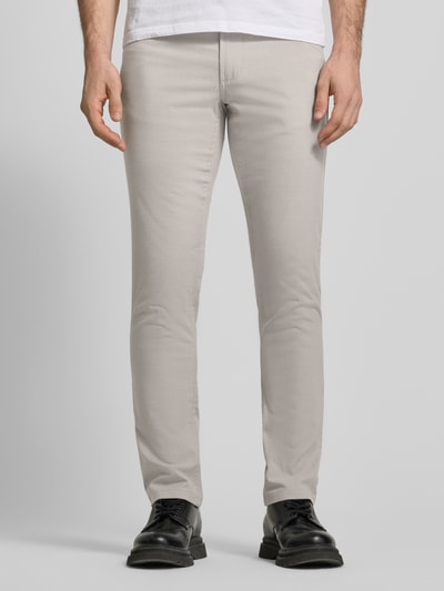 Männermodel trägt Chino mit 5-Pocket-Design von Christian Berg Men, hell, gerade geschnitten, Material-Mix, Nahaufnahme Oberkörper
