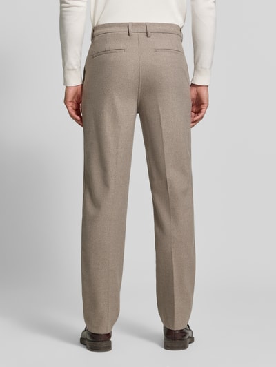 Männermodel trägt Straight Fit Stoffhose mit Viskose-Anteil von Lindbergh, beige, Bügelfalten, elastischer Mix, Ganzkörperansicht Rückansicht.
