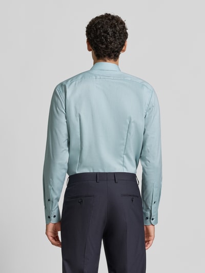 Männermodel trägt Modern Fit Businesshemd aus reiner Baumwolle von OLYMP in Hellblau, glatte Textur, Ganzkörperansicht Rückansicht, Herren Businesshemd von OLYMP