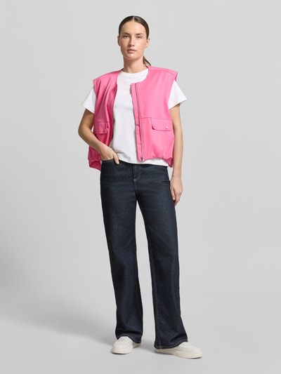 Vrouwenmodel draagt Weste mit Rundhalsausschnitt und Reißverschluss van ICHI in roze materiaalmix met viscose, relaxed fit, klepzakken, ruglengte maat 36 58 cm, schouderbreedte 47 cm, borstwijdte 61 cm, vooraanzicht van het hele lichaam