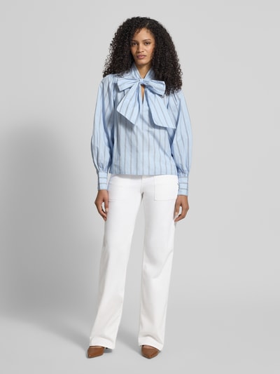 Frauenmodel trägt Straight Fit Hose mit aufgesetzten Taschen Modell 'Liz Urban' von Angels, Baumwoll-Mix, Damen, Ganzkörperansicht von vorne.