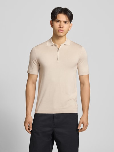 Männermodel trägt Regular Fit Poloshirt aus Viskose-Mix Modell 'WYLER' von Only & Sons, Optik: Unifarben, Feinstrick, Ganzkörperansicht von vorne.