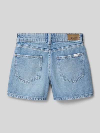 Produktfoto, Regular Fit Shorts mit Logo-Patch von Garcia aus reiner Baumwolle, 5-Pocket-Design, hellblauer Denim, Bundweite 34 cm, Innenbeinlänge 11 cm