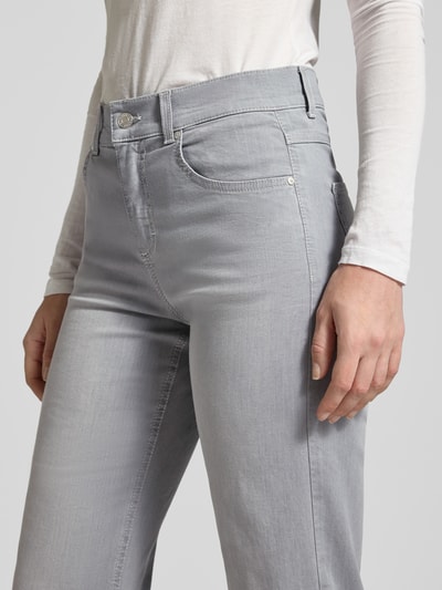 Frauenmodel trägt Straight Fit Jeans im 5-Pocket-Design Modell 'Lara' von Angels aus grauem Baumwoll-Mix mit Stretch-Anteil, Nahaufnahme Oberkörper. Bundweite Größe 36/30: 39 cm, Innenbeinlänge: 78 cm, Knopf- und Reißverschluss.