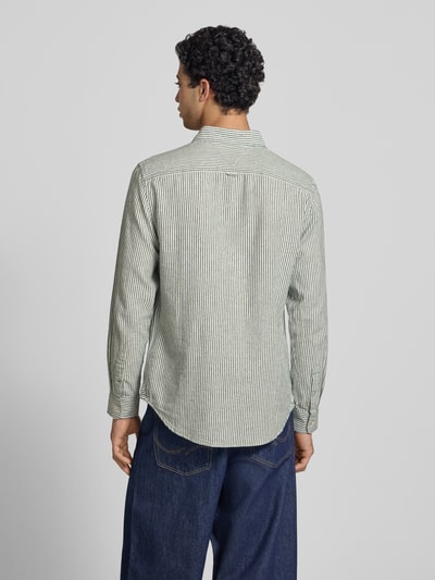 Männermodel trägt Regular Fit Freizeithemd aus Leinen-Baumwoll-Mix von Tommy Jeans, gestreift, mehrfarbig, Ganzkörperansicht Rückansicht.