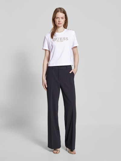 Guess Cropped T-Shirt mit Label-Print Weiss 1