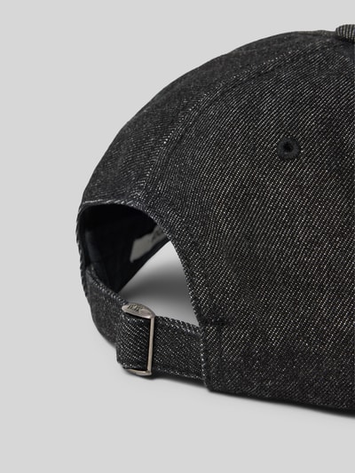 Produktfoto, Basecap mit Logo-Stitching von Wood Wood aus bawełnianej mieszanki, wzmacniany daszek, haftowane otwory wentylacyjne, regulowany pasek z tyłu, faktura materiału w odcieniach czerni z widocznymi przeszyciami