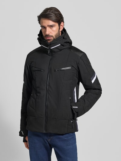 Männermodel trägt Jacke mit Kapuze Modell 'KALDOAIVI' von LUHTA, Regular-Fit, Schwarz mit Reißverschluss, Reißverschlusstaschen, Ärmelriegel, Label-Detail, Ganzkörperansicht von vorne.