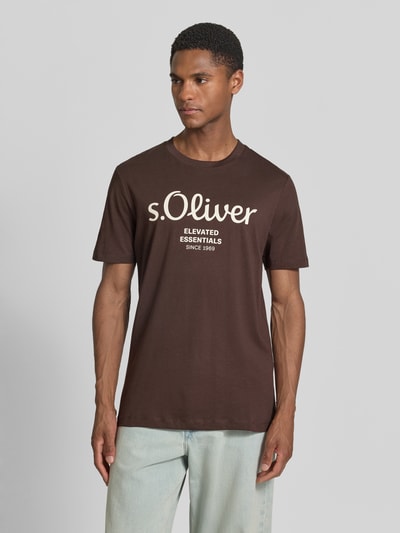 Männermodel trägt Regular Fit T-Shirt aus reiner Baumwolle von s.Oliver RED LABEL, Optik: Unifarben, Label-Print, Rundhals, Jersey, Ganzkörperansicht von vorne.