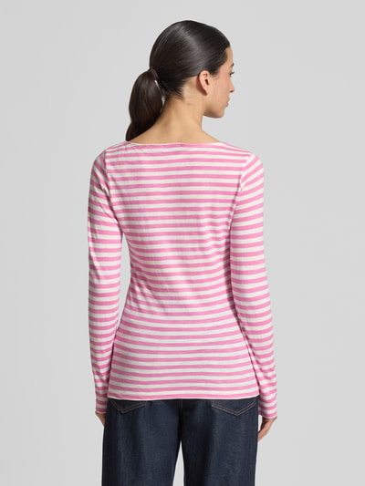 Modelka kobieca nosi Regular Fit Langarmshirt aus reiner Baumwolle von Marc O'Polo, różowo-białe paski, długi rękaw, tkanina bawełniana, widok całej sylwetki z tyłu.