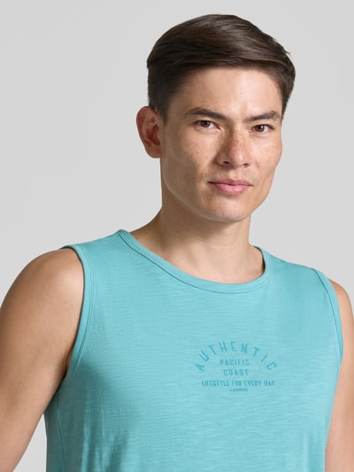 Männermodel trägt Tanktop mit Statement-Print und Rundhalsausschnitt von Lerros in Türkis, reine Baumwolle, Nahaufnahme Oberkörper