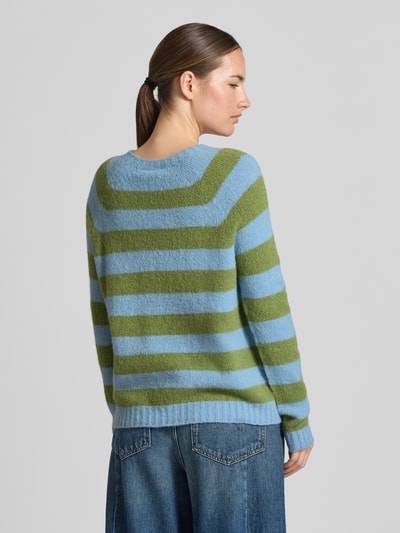 Vrouwenmodel draagt Regular fit pullover uit alpacamix model 'GHIACCI' van Weekend Max Mara in lichtblauw en groen met streepmotief, Dames pullover, volledige lichaamsaanzicht achteraan.