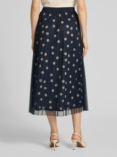 Frauenmodel trägt Leicht ausgestellter Midi-Rock mit Polka Dots von s.Oliver BLACK LABEL, dunkelblau, Plissee, Regular Fit, Ganzkörperansicht Rückansicht.
