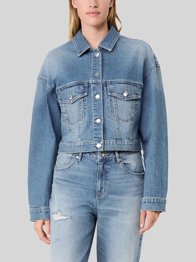 Frauenmodel trägt Relaxed Fit Jeansjacke aus Baumwoll-Mix - s.Oliver x Heidi Klum von s.Oliver RED LABEL in Hellblau, Nahaufnahme Oberkörper.