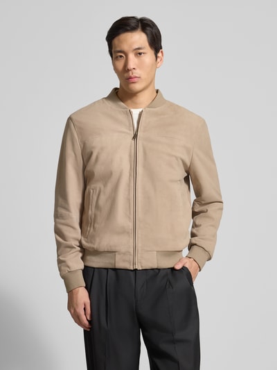 Männermodel trägt Bomberjacke aus Ziegenleder von Profuomo in Beige mit Stehkragen, geradem Schnitt, Reißverschluss, Ganzkörperansicht von vorne.