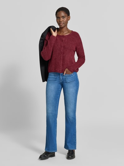 Frauenmodel trägt Bootcut-Jeans aus Baumwoll-Mix Modell 'SHAKIRA' von Brax in Blau, Damen Bootcut-Jeans, Ganzkörperansicht von vorne.