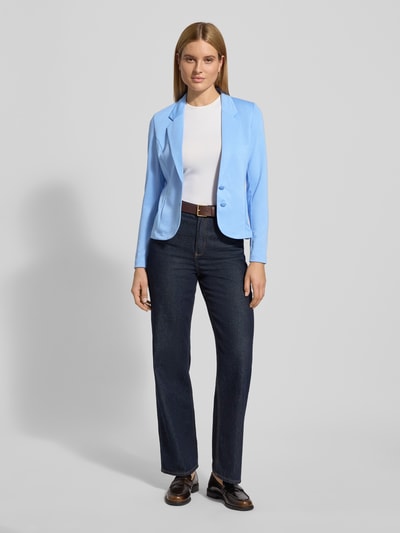 Modelka kobieca nosi jasnoniebieski Slim Fit Blazer mit Viskose-Anteil Modell 'Nanni' od FREE/QUENT, klasyczny krój, gładka tekstura, widok całej sylwetki z przodu.