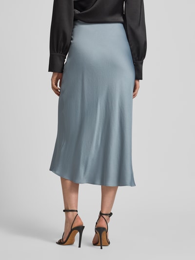 Kobiece model prezentuje spódnica midi z elastycznym pasem od Drykorn, mieszanka acetatu i elastanu, linia a, satyna, długość midi; szerokość w rozmiarze 27: 34 cm, całkowita długość w rozmiarze 27: 88 cm, zdjęcie całej sylwetki od tyłu.
