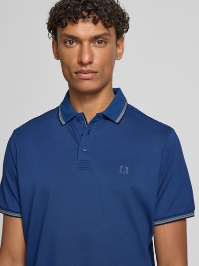 Männermodel trägt Modern Fit Poloshirt mit Logo-Print Modell 'Keep Dry' von RAGMAN, Blau, Baumwoll-Mix, Nahaufnahme Oberkörper. Rückenlänge bei Größe M: 28 cm.