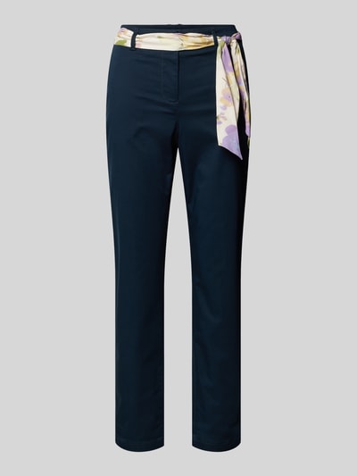 Produktfoto, Slim Fit Chino mit Viskose-Anteil von Christian Berg Woman im dunklen Blau, elastischer Baumwoll-Mix, verkürzte Passform, mit abnehmbarem Stoffband, Knopf- und Reißverschluss, glatte Textur.