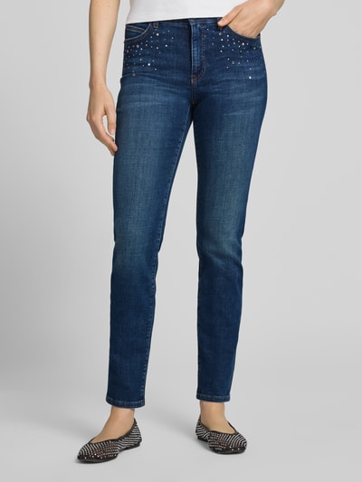 Frauenmodel trägt Skinny Fit Jeans aus elastischem Baumwoll-Mix mit Strasssteinen von Marc Cain, dunkles Blau, 5-Pocket, Nahaufnahme Oberkörper.