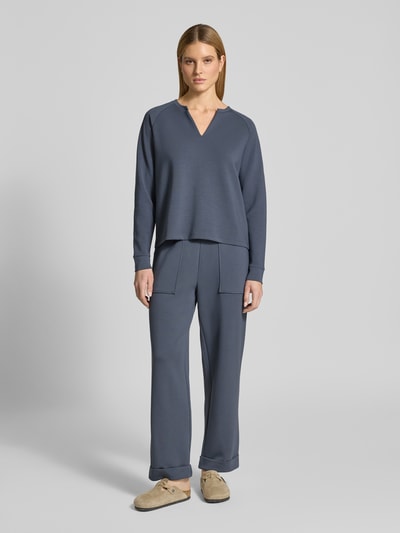 Modelka kobieca ma na sobie Relaxed Fit Sweatshirt mit Stretch-Anteil od Christian Berg Woman, granatowy, materiał elastyczny z modalem, dekolt V, długi rękaw, widok całej sylwetki z przodu.