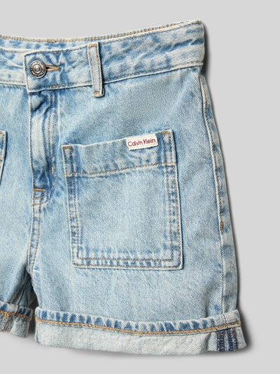 Produktfoto, Jeansshorts mit aufgesetzten Taschen und Label-Detail von Calvin Klein Jeans, reine Baumwolle, hellblau, sichtbare Nähte, Umschlag, Regular Fit, Detailaufnahme