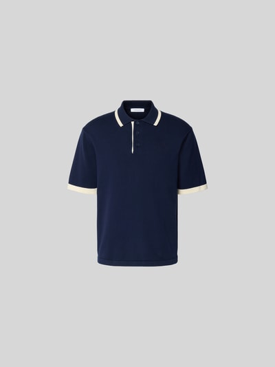 Produktfoto, Regular Fit Poloshirt aus Baumwolle von MAISON KITSUNÉ in Dunkelblau mit cremefarbenen Abschlüssen, Strick-Optik, kurzärmelig