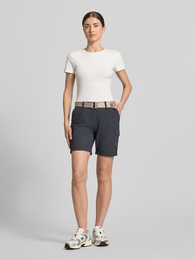 Frauenmodel trägt Shorts mit Hydrocool Effekt und Gürtel von G.I.G.A. DX, dunkelblau, Regular-Fit, Eingrifftaschen, Pattentaschen, Ganzkörperansicht von vorne.