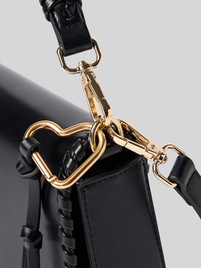 Productfoto, zwarte Handtasche met Label-Detail Modell 'LILJENDAL' van Seidenfelt, goudkleurige metalen details, detail: verstelbare schouderband, hoofdvak met omslag en magneetsluiting, breedte maat 1: 21 cm, lengte maat 1: 15 cm, diepte maat 1: 5 cm, bandlengte maat 1: 133 cm
