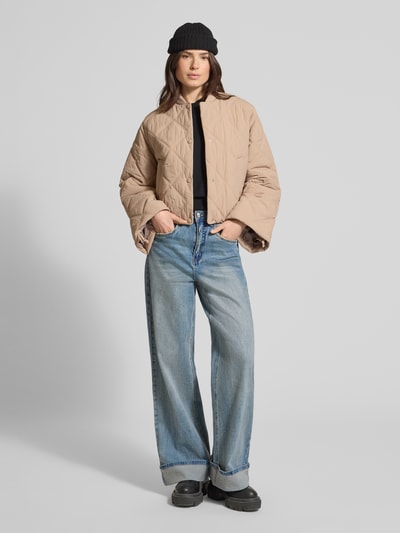 Frauenmodel trägt Relaxed Fit Steppjacke mit Druckknöpfen Modell 'FASTEPPA' von HUGO, Optik: Unifarben, wasserabweisend, Eingrifftaschen, Kragenform: College-Kragen, Langarm mit Tunnelzug, Funktion: wasserabweisend, Ganzkörperansicht von vorne.