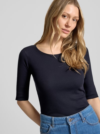 Frauenmodel trägt T-Shirt mit Ärmelaufschlag und Rundhalsausschnitt von Marc Cain, Dunkelblau, Baumwoll-Mix mit Stretch-Anteil, Körpernaher-Schnitt, Feinripp, Rückenlänge 62 cm bei Größe 36, Nahaufnahme Oberkörper.