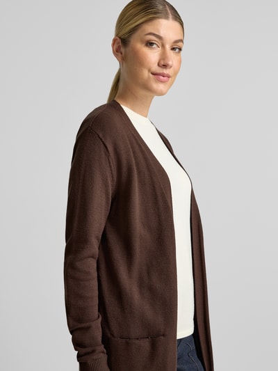Frauenmodel trägt Cardigan aus Viskose-Mix Modell 'NONINA' von b.young, lockere Passform, braun, Seitentaschen, Nahaufnahme Oberkörper.